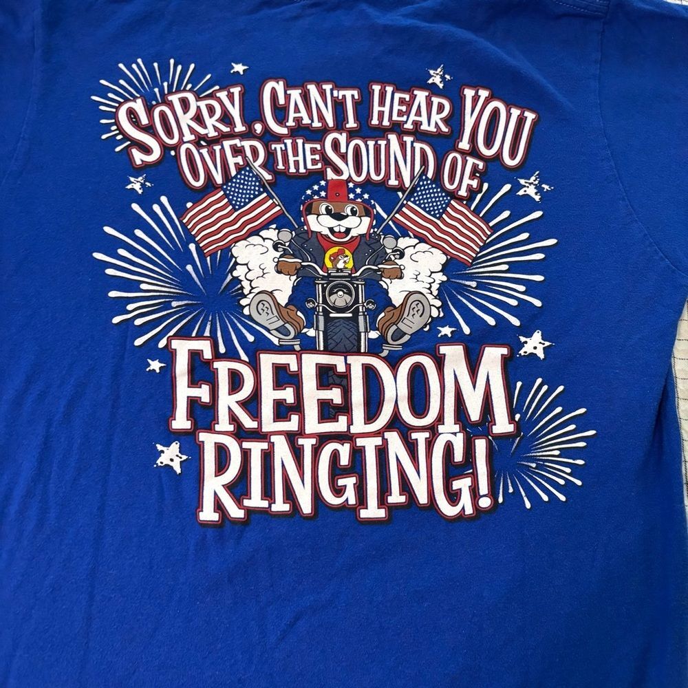 ❤️ Blue Graphic T-Shirt with Patriotic Design Buc-ee’s Medium